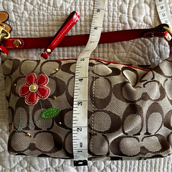 Adorable COACH Signature Collection mini handbag/wristlet with flower appliqué - Picture 14 of 16